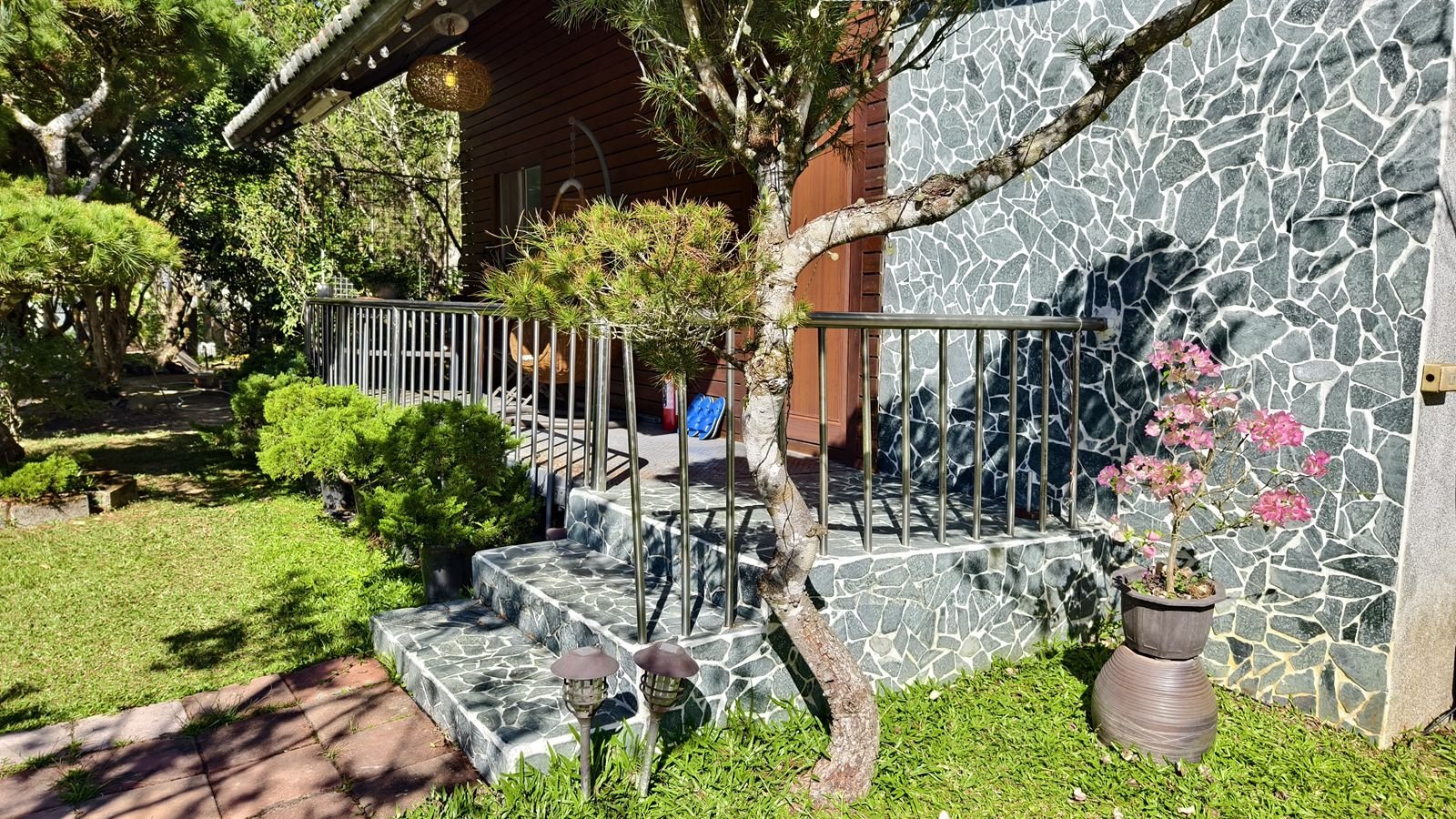 有水巷民宿-小木屋門庭